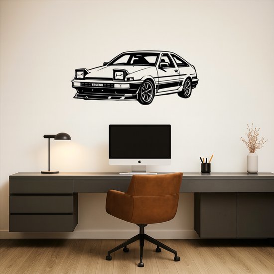 Een wanddecoratie in de vorm van een Toyota AE86 Trueno auto, hangend boven een bureau.