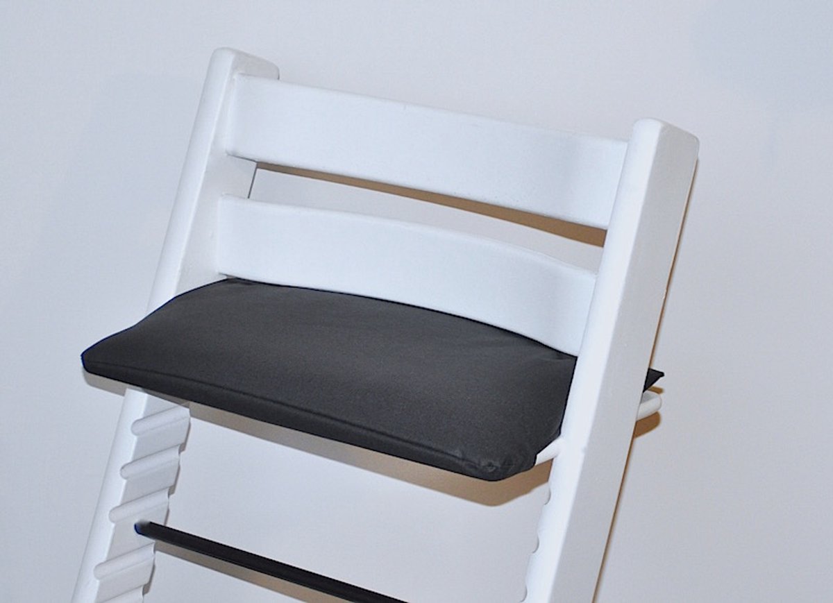 Zwart zitkussen voor de stokke tripp trapp kinderstoel- effen-zwart-gecoat-liefleukenhip