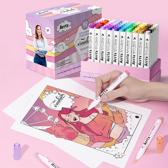 Arrtx acrylmarkers 60 stuks in roze verpakking, met een vrouw en wolken. Een hand kleurt een tekening met een roze marker.