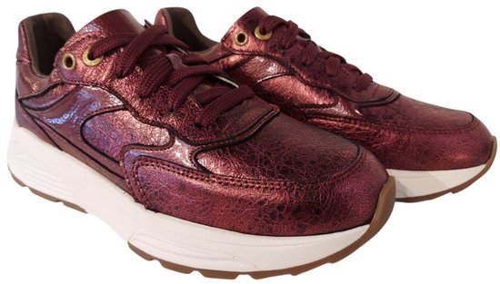 Paire de sneakers bordeaux à brillance métallique et semelles blanches.