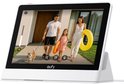 Eufy E10 smart display met een gezin en hond die aan komen lopen.