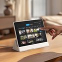 Vinger die Eufy E10 smart display bedient met beelden van beveiligingscamera's.