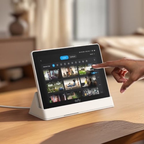 Vinger die Eufy E10 smart display bedient met beelden van beveiligingscamera's.