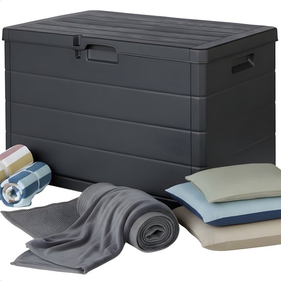 Grijze antraciet kussenbox van kunststof met houtnerf textuur, naast opgerolde kussens en dekens.