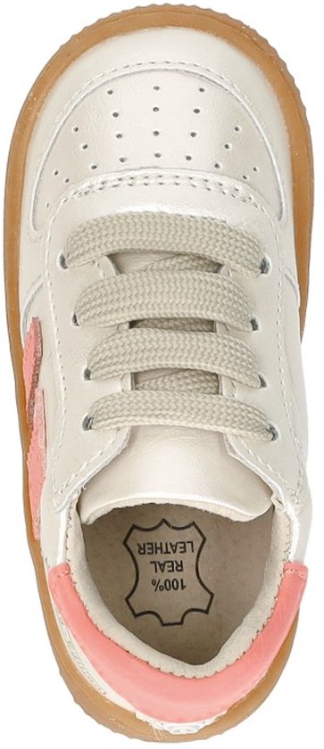 Crèmekleurige sneaker met roze hieldetail, roze strepen op de zijkant en veters. "100% REAL LEATHER" op de binnenzool.