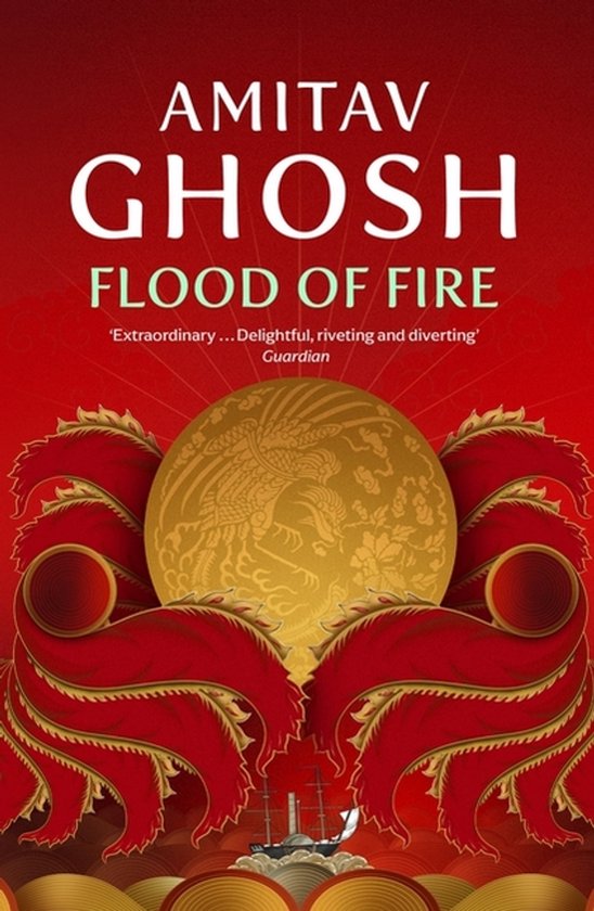 Boek 'Flood of Fire' van Amitav Ghosh, met rode en gouden versieringen en een schip.