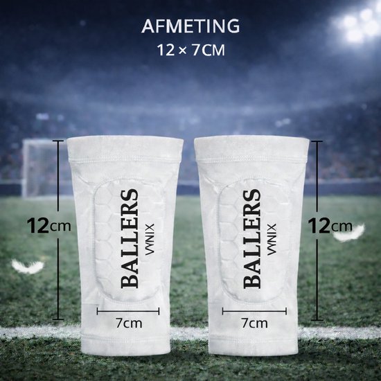 Twee witte Vynix Ballers scheenbeschermers van 12x7cm op een voetbalveld.