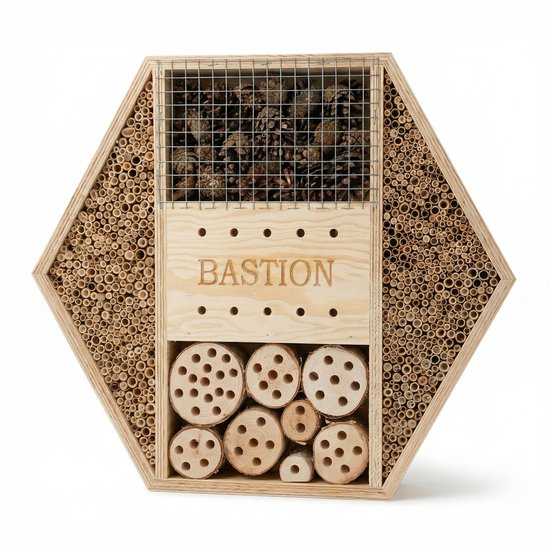Hexagonaal houten insectenhotel met 'BASTION' gegraveerd, gevuld met bamboe, dennenappels en boorblokken.