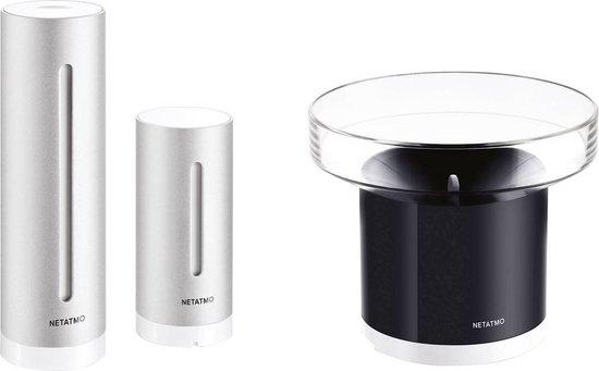 Netatmo thermometer en regenmeter naast elkaar op een witte achtergrond.