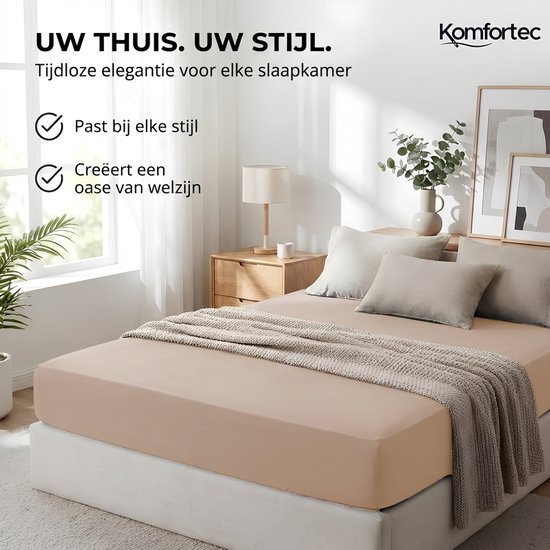 Beige hoeslaken op een bed in een slaapkamer. De tekst 'Tijdloze elegantie voor elke slaapkamer' staat links.