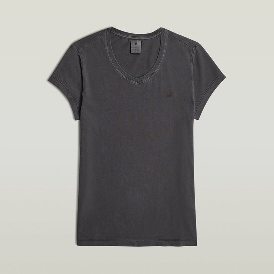 Top gris foncé à col en V et manches courtes avec un petit logo sur la poitrine, étiquette visible.