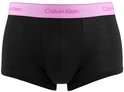 Zwarte Calvin Klein boxer met roze tailleband.