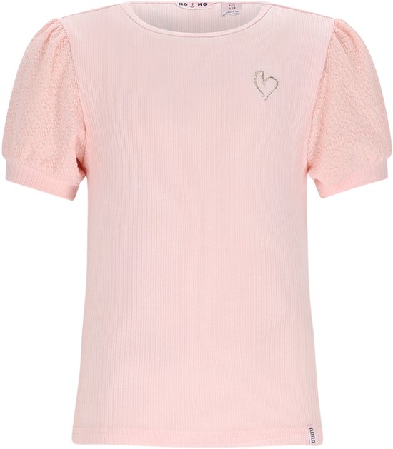 Lichtroze t-shirt met pofmouwen, geribde stof en een glitterhartje op de borst.