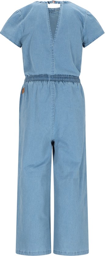 Lichtblauwe denim jumpsuit met korte mouwen, ceintuur met trekkoord en wijde pijpen. Van achteren gezien.
