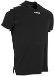 Rechter zijaanzicht van een zwart hummel sportshirt met witte chevrons op de schouder.