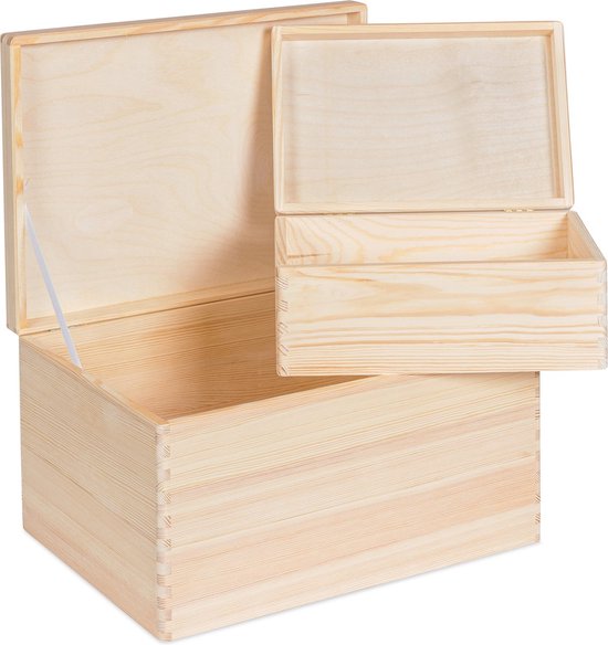 Twee naturel houten kisten, de grootste met deksel open, de kleinere met deksel op de grotere.
