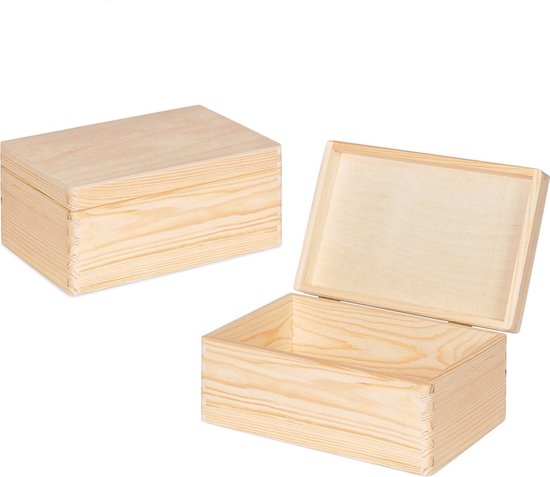 Twee naturel houten kistjes met klepdeksel, één geopend, één gesloten. Zichtbare vingerlassen.