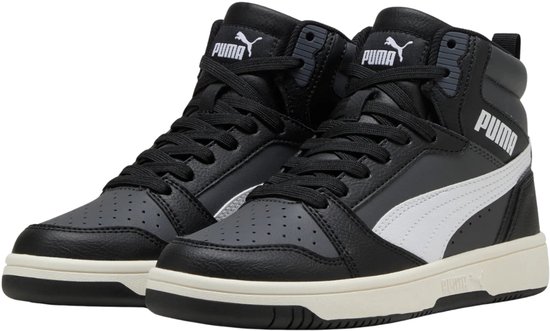 Paire de sneakers montantes Puma noires avec bandes Puma blanches et semelles blanc cassé.