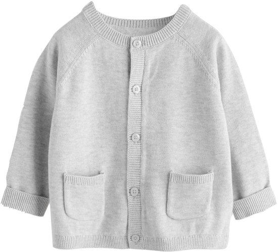 Lichtgrijs babyvestje met ronde hals, knoopsluiting en opgestikte zakken.