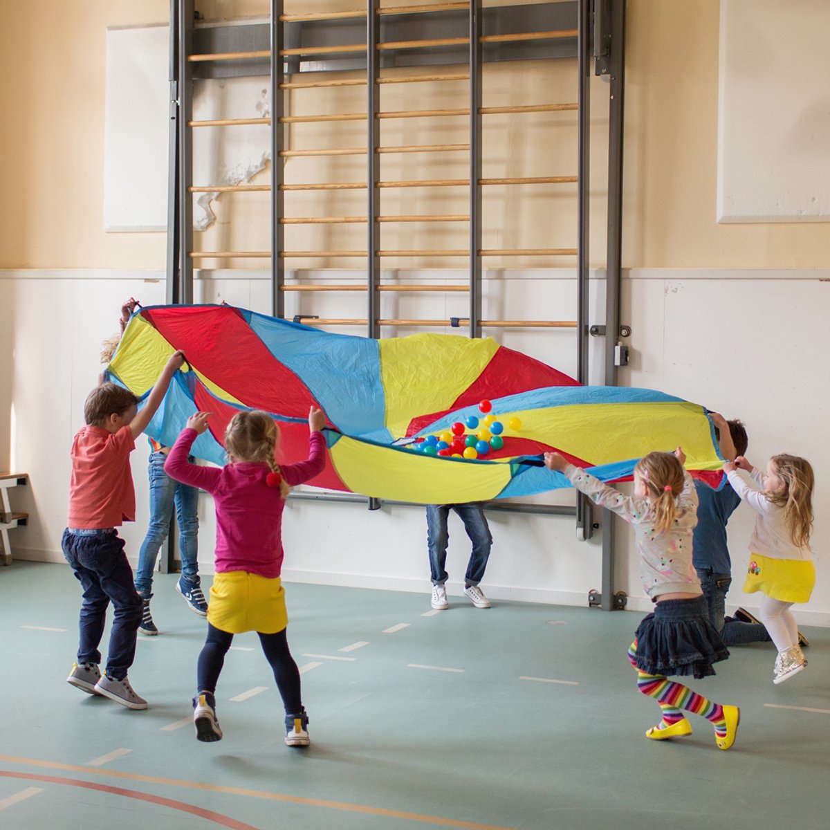 BS Toys Parachute Spel met Gat - Buitenspeelgoed - Vangspel - Doekspel 3 tot 12 Spelers - Spelletjes voor kinderen - Buiten speelgoed - Buitenspel - Buiten Spellen - Tuin Speelgoed - Strandspeelgoed - 3 Meter doek — afbeelding 11