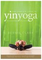 Boek 'The Complete Guide to Yin Yoga' van Bernie Clark, met een vrouw in yogahouding op de voorkant tegen een groene bamboeachtergrond.