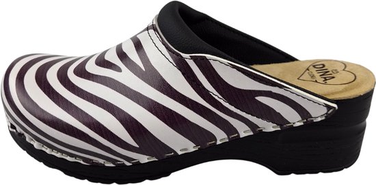 Zebraprint klomp met een zwarte zool en verhoogde hak. Inlegzool met 'DINA CLOGS' logo.