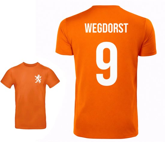Twee oranje T-shirts, één met witte leeuw op de borst, de andere met 'WEGDORST 9' op de rug.