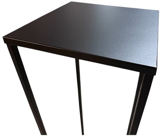 Zwarte, vierkante tafel met schuine metalen poten.