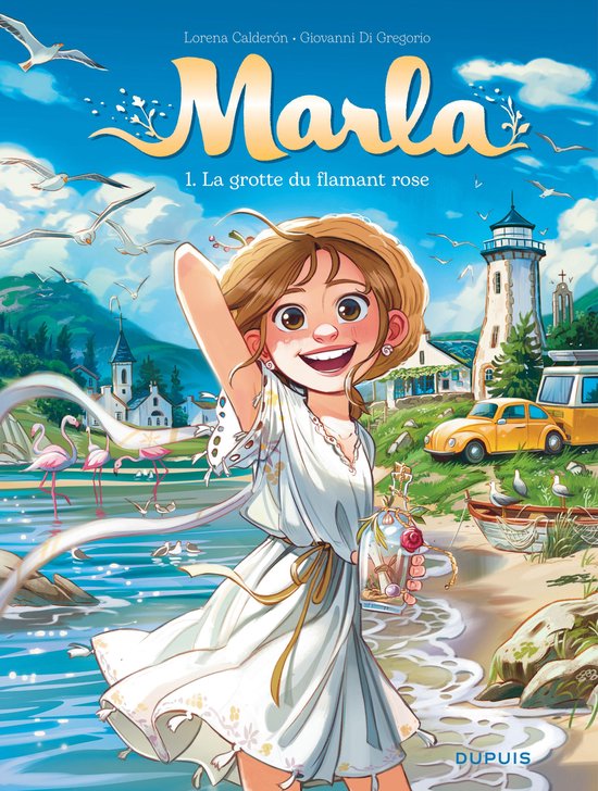 Marla 1. La grotte du flamant rose: een meisje in een witte jurk staat op het strand met een lantaarn en flamingo's op de achtergrond.