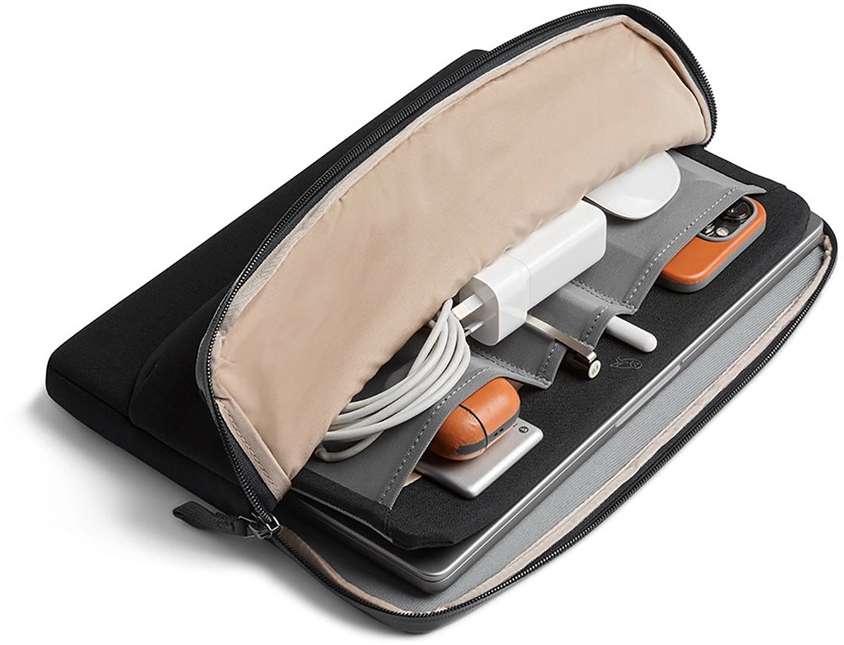 Bellroy Caddy Sleeve MacBook Pro/Air/Neo 13/14 – 255 × 330 × 25 mm Afmetingen – Beschikbaar in Vier Kleuren – Gemaakt van 90% Gerecycled Polyester - Zwart