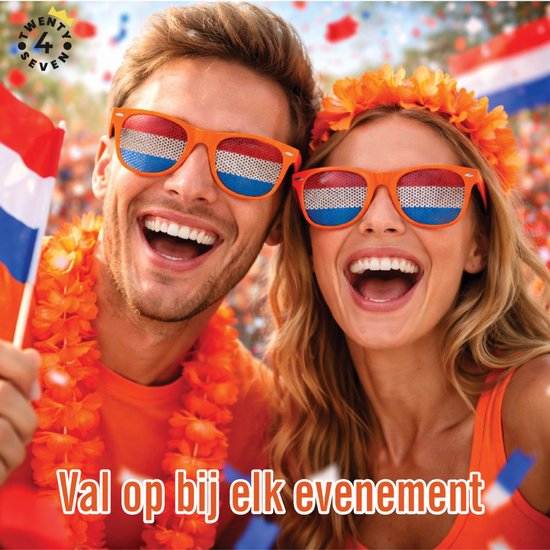 Lachend koppel met oranje sjaals en zonnebrillen met Nederlandse vlagprint, op een evenement.