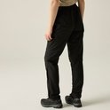 Zwarte hikingbroek voor dames, gedragen op de rug, met ritssluiting aan de zijkant.