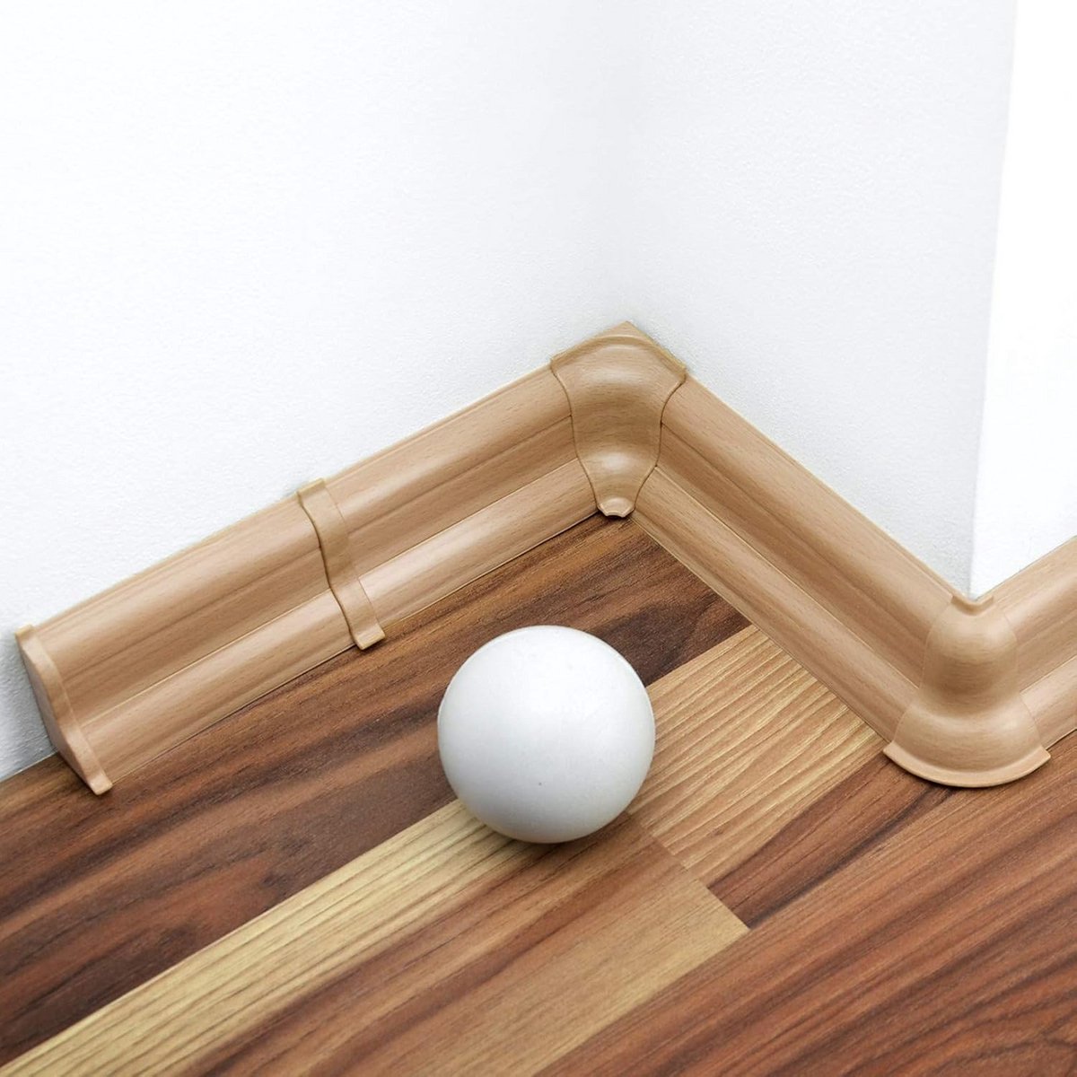 Rechthoekig PVC Profiel voor Plinten in Laminaatlook, 52 mm Breed, Naturel Beukenhout