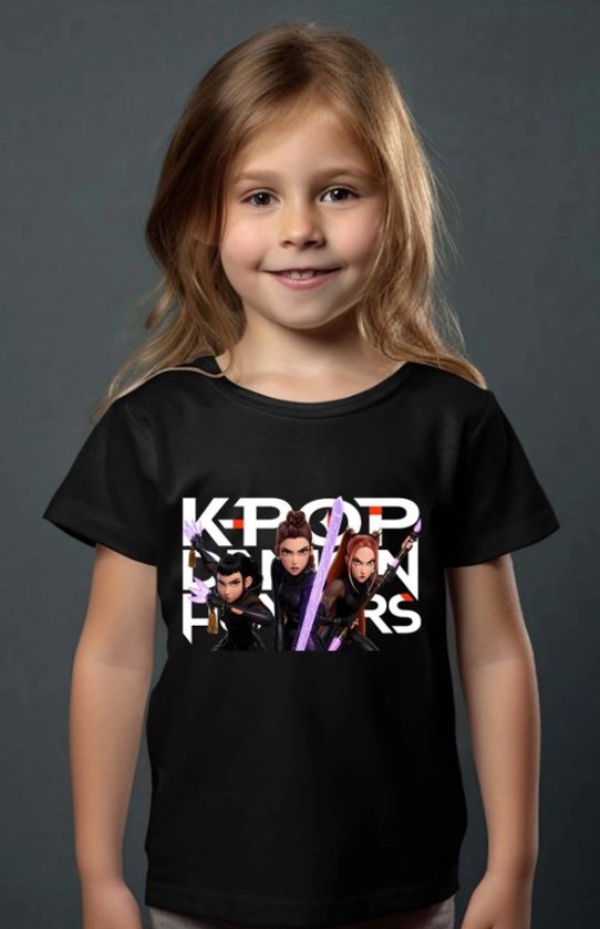 Zwart T-shirt met opdruk 'K-Pop Demon Hunters' met drie cartoonfiguren met paarse wapens.