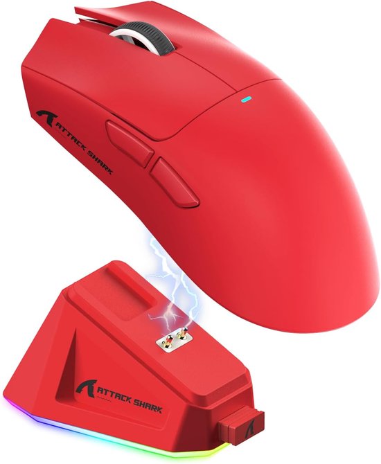 Rode ATTACK SHARK gaming muis met twee zijtoetsen, een scrollwiel en een oplaadstation met RGB-verlichting.