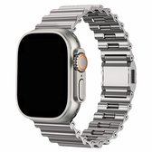 Zilverkleurige metalen horlogeband bevestigd aan een Apple Watch.