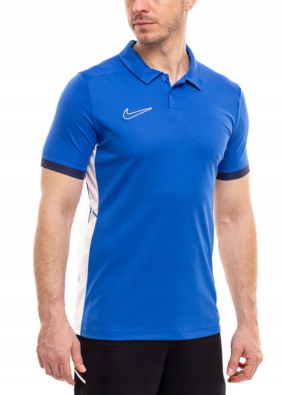 Man met een blauw Nike poloshirt met donkerblauwe mouwboorden, witte zijkanten en een Nike logo.