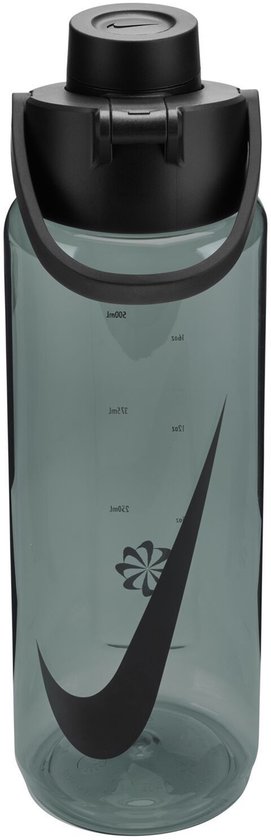 Grijze Nike bidon met zwarte dop en grote swoosh. Capaciteitsmarkeringen in ml aan de zijkant.