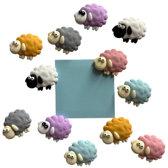 Twaalf vrolijke schapenmagneetjes in pastelkleuren, rondom een blauw notitieblaadje.