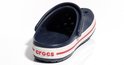 Crocs Crocband bleu marine partiellement visible, avec semelle blanche et rayures rouges. Texte 'Crocs' sur le talon.