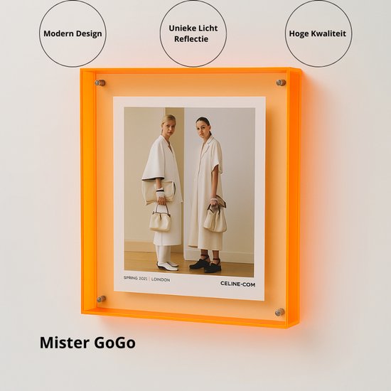 Twee modellen in witte outfits met crèmekleurige tassen, lente 2021, Londen, CELINE.COM. Modern Design, Unieke Licht Reflectie, Hoge Kwaliteit. Mister GoGo.