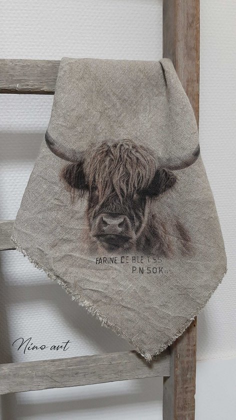 Linnen doek met opdruk van een Schotse hooglander. 'FARINE COBLETS PN 50K' staat in de afbeelding.