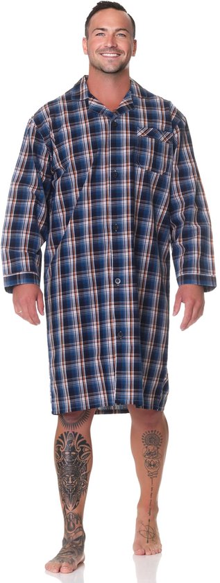 Man in geruit nachthemd in blauw, oranje en wit. Knie-lengte, lange mouwen.