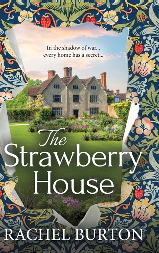Couverture du livre The Strawberry House avec un manoir dans un jardin, encadré par un motif bleu de fleurs et fraises.