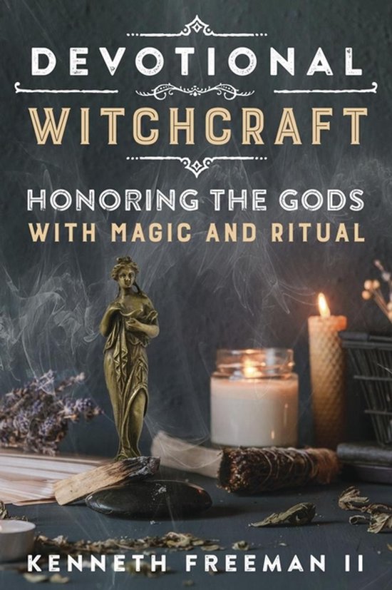 Boekomslag: Devotional Witchcraft met gouden godinnenbeeld, kaarsen, wierook en rook op een donkere achtergrond.