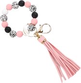 Sleutelhanger met roze, zwarte en witte kralen met luipaardprint, met roze kwastje.