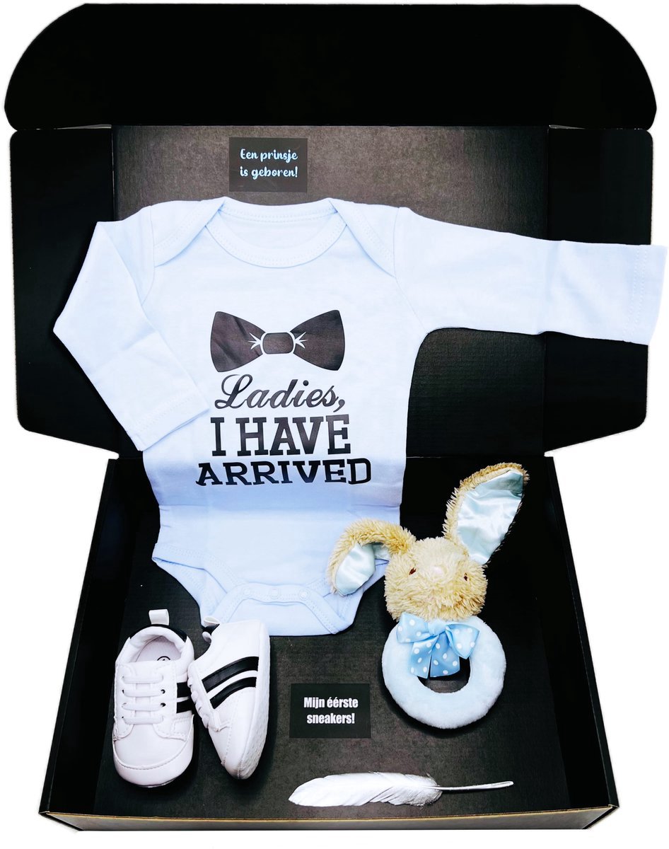 Kraamcadeau Jongen Blauw - Romper ‘Ladies I Have Arrived’ met Babyschoentjes en Rammelaar - Geboortecadeau