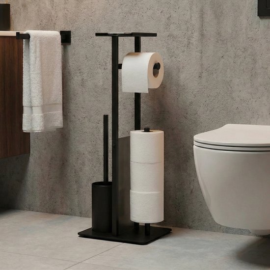 Zwarte toiletpapierhouder met 3 rollen en wc-borstel, naast een hangend toilet.