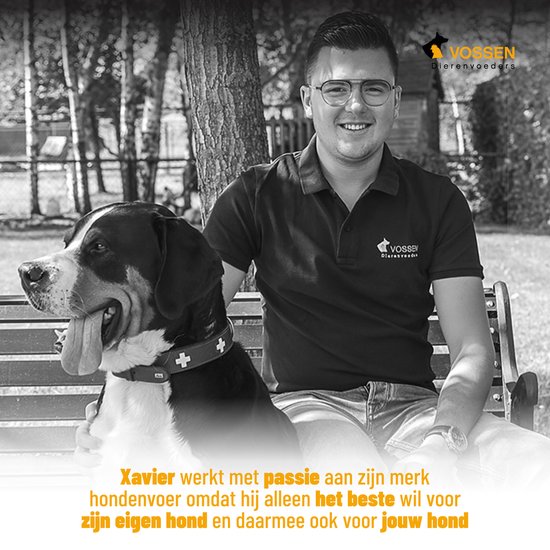 Man met bril lacht naast een hond op een bankje. Tekst: Xavier werkt met passie aan zijn merk hondenvoer omdat hij alleen het beste wil voor zijn eigen hond en daarmee ook voor jouw hond.