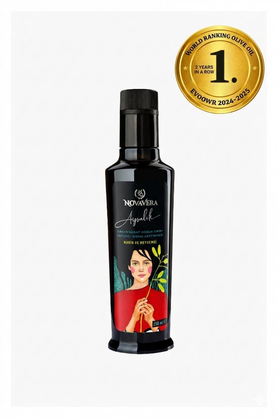 Fles Nova Vera Ayvalik olijfolie met op het etiket een vrouw en een gouden medaille 'World Ranking Olive Oil 1. 2 years in a row'.
